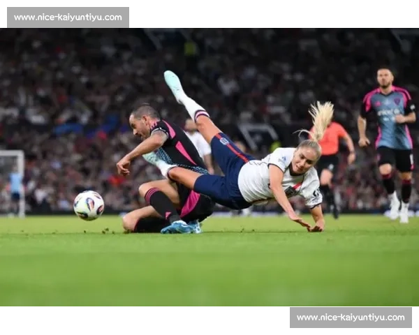 博努奇社交媒体发文引关注：慈善赛飞铲争议后与霍顿合影互动