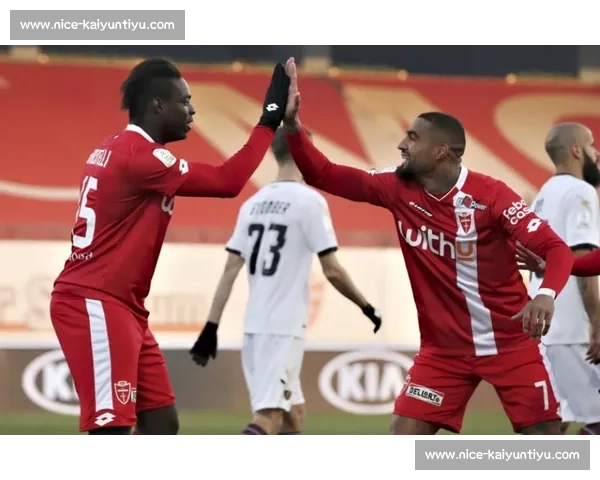 巴洛特利巴黎时装周跨界首秀 34 岁足坛传奇开启时尚新征程 巴洛特利巴黎时装周跨界首秀 34 岁足坛传奇开启时尚新征程