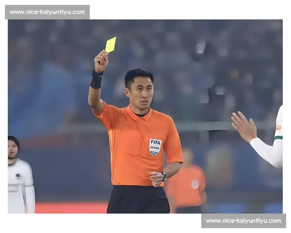 马宁世俱杯强硬执法：阻止违规换人引发教练组围堵