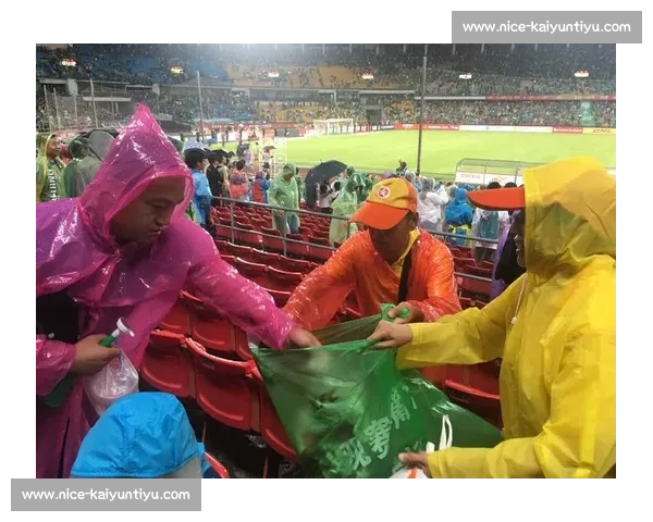 南京球迷 “人走场净” 赛场内外皆风景 南京球迷 “人走场净” 赛场内外皆风景